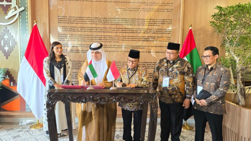 Sekjen Kemenag Kamaruddin Amian dan Dirjen Yayasan Khalifa Mohamed Haji Al Khouri tandatangani LoI. Dok. Kemenag RI