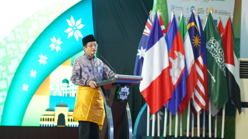 Menag Nasaruddin Umar mendorong penguatan peran dunia Melayu-Islam dalam percaturan geopolitik global pada International Seminar and Conference of the Malay-Islamic World di Universitas Islam Negeri Sumatera Utara (UINSU). Dok. Kemenag RI
