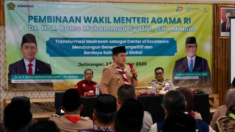 Wamenag Romo Syafi'i memberikan motivasi dan arahan kepada Kepala Madrasah se-Jawa Barat, Minggu (23/11/2025). Dok. Kemenag RI