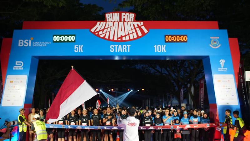 PT Bank Syariah Indonesia Tbk (BSI) menguatkan komitmennya sebagai Sahabat Finansial, Sosial, dan Spiritual melalui dukungannya dalam event lari Run for Humanity (RFH) di sejumlah kota di Indonesia. Dok. BSI