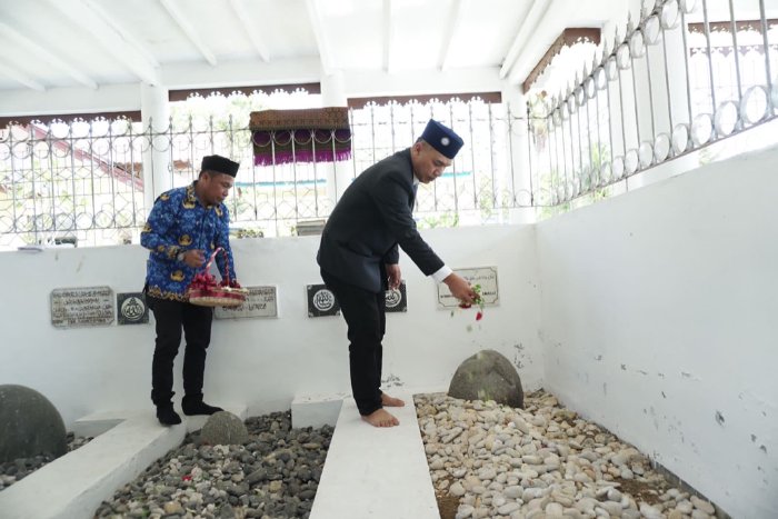 Ketua DPRK Aceh Besar Abdul Mucthi melakukan tabur bunga di Makam Pahlawan Nasional Tgk Chik Di Tiro di Kecamatan Indrapuri , Aceh Besar, Minggu (9/11/2025) pagi. FOTO: MC ACEH BESAR
