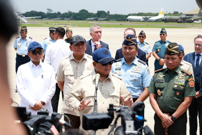 Menteri Pertahanan RI Sjafrie Sjamsoeddin mendampingi Presiden Republik Indonesia Prabowo Subianto menyerahkan satu unit pesawat angkut strategis A400M kepada Tentara Nasional Indonesia Angkatan Udara (TNI AU) di Pangkalan TNI AU (Lanud) Halim Perdanakusuma, Jakarta, Senin (3/11/2025). dok. Kemhan RI