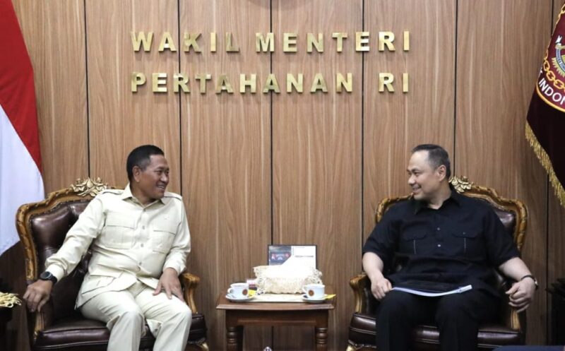 Wakil Menteri Pertahanan (Wamenhan) RI Donny Ermawan Taufanto mewakili Menhan RI menerima kunjungan Founder ESQ Corporation, Ary Ginanjar Agustian, di kantor Kementerian Pertahanan (Kemhan), Senin (3/11/2025). dok. Kemhan RI