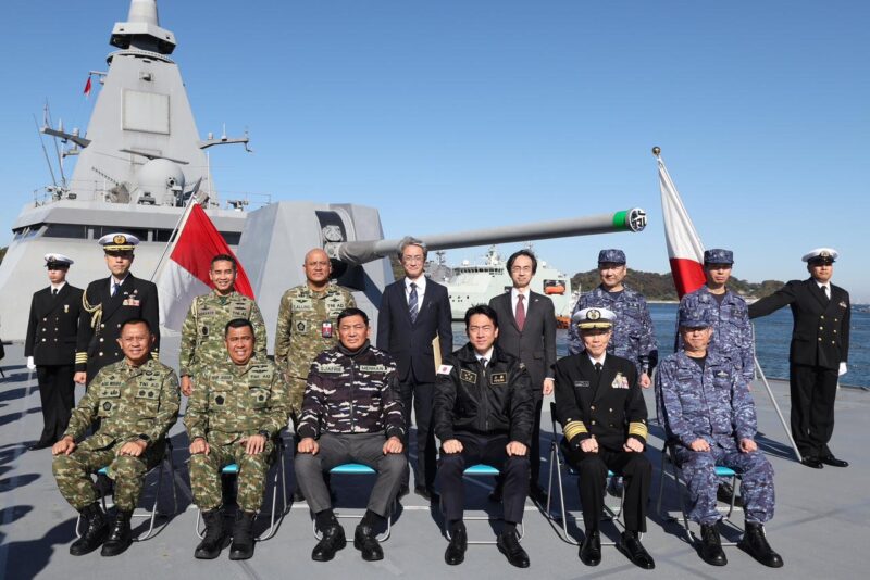 Menteri Pertahanan Republik Indonesia (Menhan RI) Sjafrie Sjamsoeddin melaksanakan kunjungan kerja ke Yokosuka Naval Base, salah satu pangkalan strategis Japan Maritime Self-Defense Force (JMSDF), Senin (17/11/2025), di Tokyo, Jepang. Dok. Kemhan RI