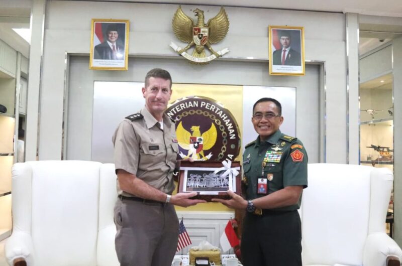 Sekjen Kemhan Letjen TNI Tri Budi Utomo menerima kunjungan kerja Letjen TNI Commanding General, U.S. Army Pacific (USARPAC) Lieutenant General Joel B. Vowell di kantor Kementerian Pertahanan RI, Jakarta, Selasa (18/11/2025). Dok. Kemhan RI