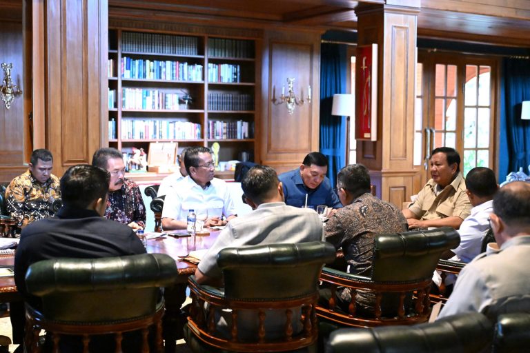 Menteri Pertahanan RI, Sjafrie Sjamsoeddin menghadiri rapat koordinasi yang dipimpin oleh Presiden RI Prabowo Subianto di Hambalang, Bogor, pada Minggu (23/11/2025) untuk membahas agenda strategis di bidang kehutanan serta pertambangan. Dok. Kemhan RI