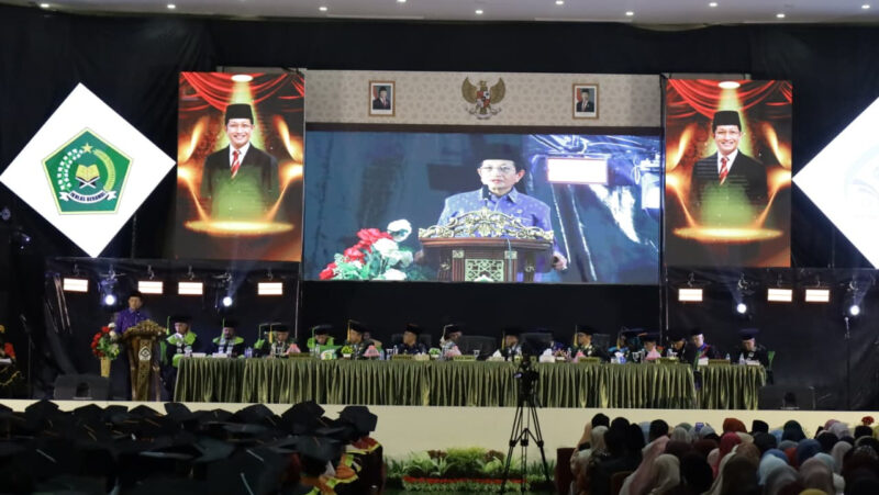 Menag Nasaruddin Umar menyampaikan orasi ilmiahnya dalam Sidang Wisuda ke-45 Sarjana, Magister, dan Doktor UIN Datokarama Palu, Minggu (2/11/2025). dok. Kemenag RI