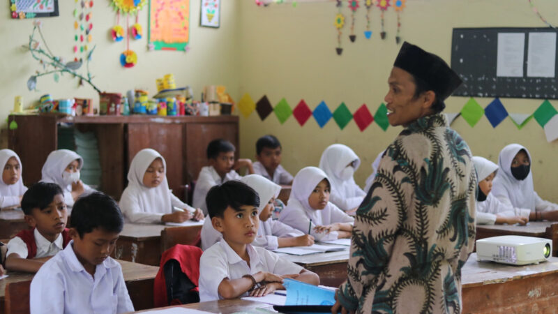 Guru PAI mengajar di kelas. dok. Kemenag RI