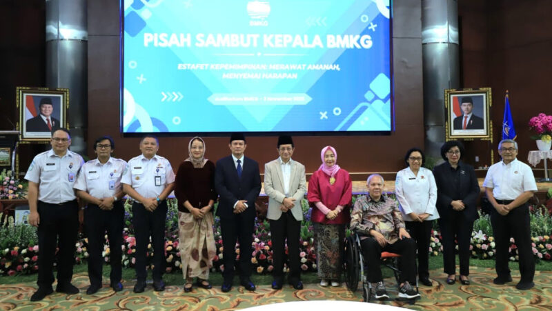 Menteri Agama (tengah) bersama Kepala BMKG terdahulu, Kepala BMKG terikini, dan jajaran BMKG. dok. Kemenag RI