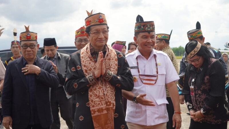 Menag Nasaruddin Umar Disambut Hangat Masyarakat Dayak saat Meninjau Perkembangan Pembangunan Rusunawa IAKN Palangka Raya. dok. Kemenag RI