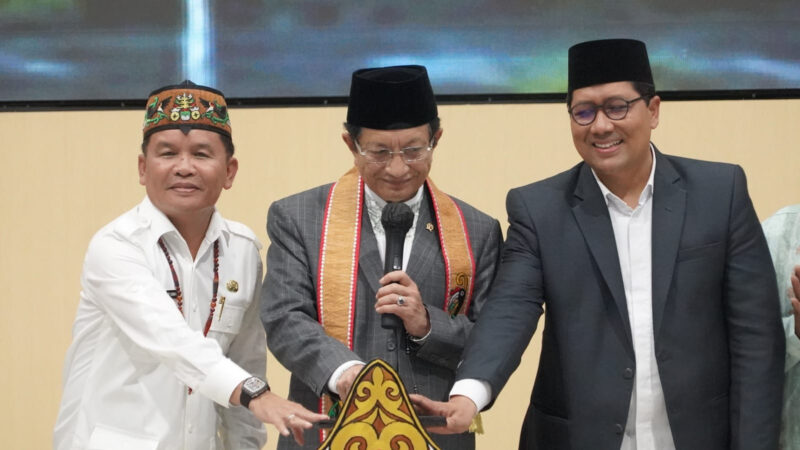 Gubernur Kalimantang Tengah Agustiar Sabran (kiri), Menag Nasaruddin Umar (tengah), Rektor UIN Palangka Raya Ahmad Dakhoir (kanan). dok. Kemenag RI