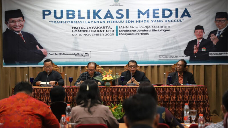(Kiri ke kanan) Thobib Al Asyhar Kepala Biro HKP, I Nengah Duija Dirjen Bimas Hindu, Ismail Cawidu Stafus Menag, dan I Wayan Wirata Rektor IAHN Mataram. dok. Kemenag RI