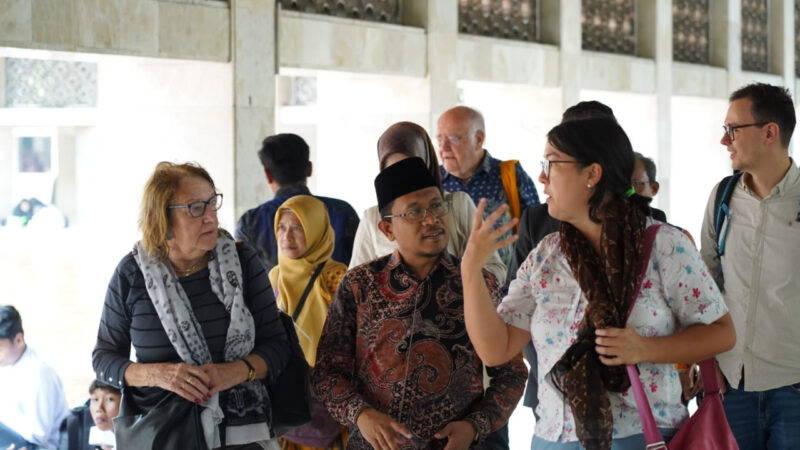 Kepala PKUB, Adib Abdushomad (Tengah), sedang berbincang bersama para delegasi IIS 2025. Dok. Kemenag RI