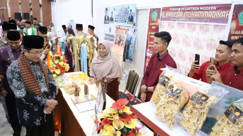 Menag menyambangi stand di Expo Kemandirian Pesantren, Padang, Sabtu (15/11/2025). Dok. Kemenag RI