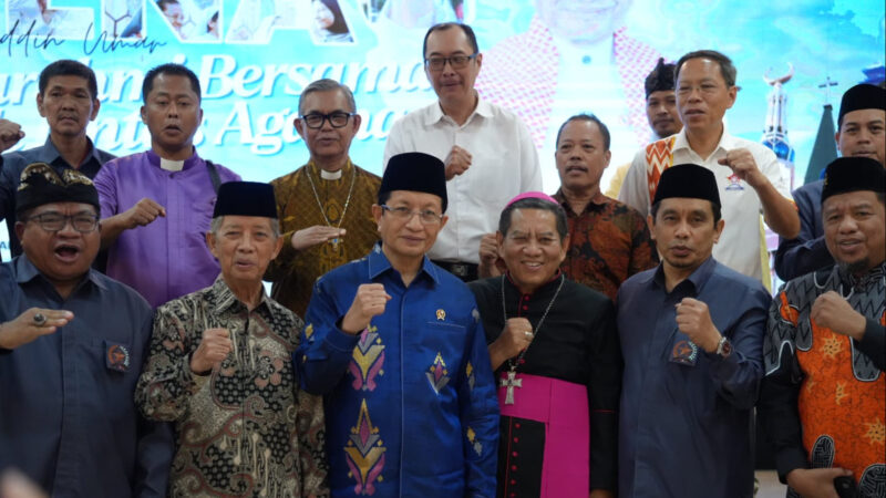 Menag Nasaruddin Umar bersama tokoh agama saat menghadiri Silaturahmi bersama Tokoh Lintas Agama di Aula Kantor Wilayah Kementerian Agama Sulawesi Selatan, Minggu (16/11/2025). Dok. Kemenag RI