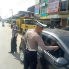 Personel Satgas Preemtif Operasi Zebra Seulawah 2025 Polres Lhokseumawe melaksanakan kegiatan pembagian brosur imbauan keselamatan berlalu lintas kepada para pengguna jalan di Jalan Medan–Banda Aceh. Dok. Polres Lhokseumawe