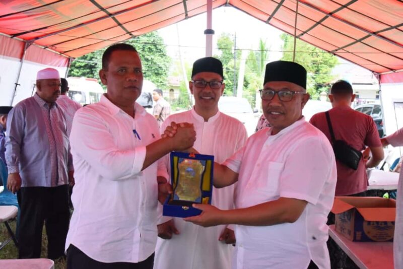 Perwakilan Pemerintah Daerah Kabupaten Pidie Jaya menyerahkan cenderamata untuk Kafilah Aceh Besar yg diterima oleh Ketua Kafilah Farhan AP di pemondokan, Gampong Cut Manyang, Meureudu, Kabupaten Pidie Jaya, Jum'at, (07/11/2025). FOTO: MC ACEH BESAR