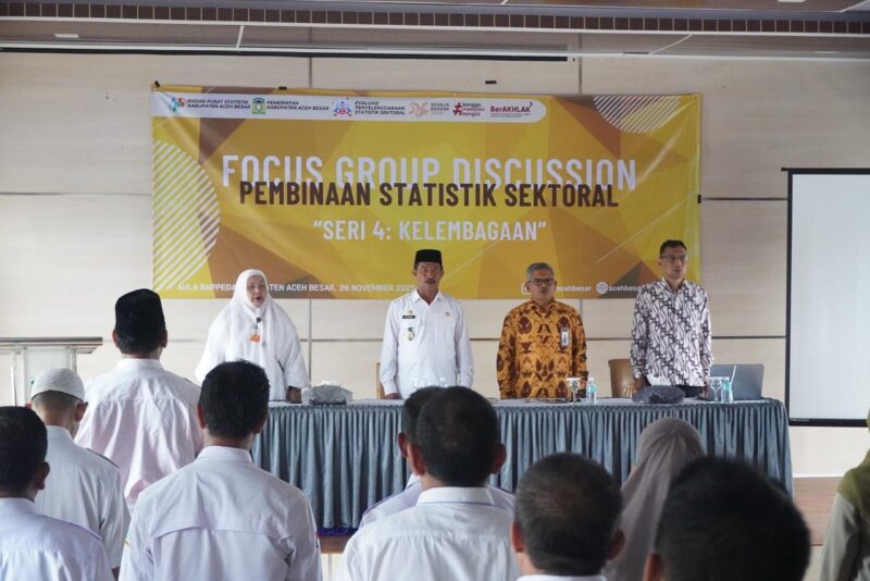 Wakil Bupati Aceh Besar Drs Syukri menghadiri Focus Group Discussion Pembinaan Statistik Sektoral Seri Keempat di Aula Bappeda Aceh Besar, Rabu (26/11/2025). Foto: Dok. Prokopim Pemkab Aceh Besar
