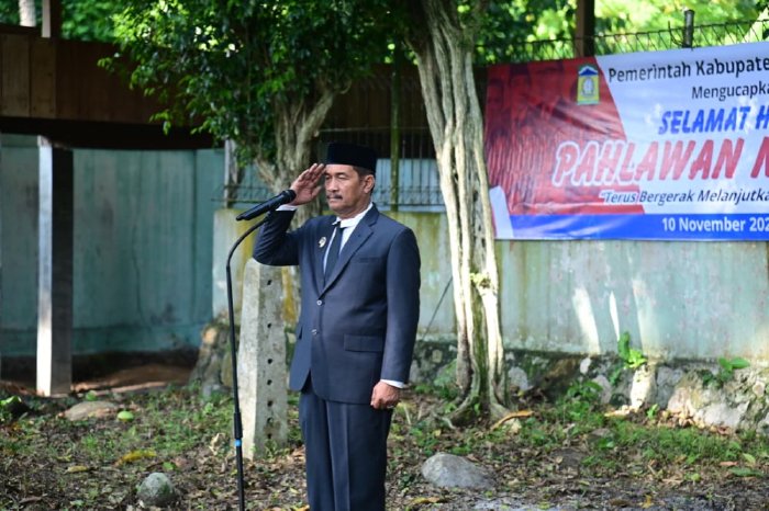Wakil Bupati Aceh Besar Drs. H. Syukri A. Jalil memimpin upacara penghormatan pada saat ziarah Makam dan tabur bunga ke Makam Tengku Fakinah di Gampong Lambunot, Kecamatan Simpsng Tiga, Aceh Besar, Minggu (9/11/2025). FOTO: MC ACEH BESAR
