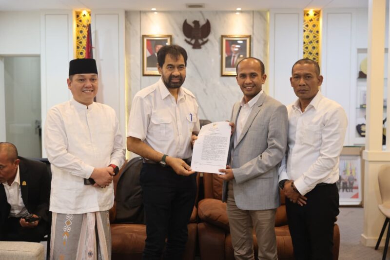 Gubernur Aceh, Muzakir Manaf menyerahkan surat penugasan Juru Bicara Pemerintah Aceh kepada Muhammad MTA, di Ruang Kerja Ketua DPRA, Jum'at, 14 November 2025. Dok. Ist