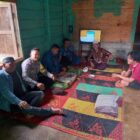 Bhabinkamtibmas Polsek Mesidah Bripka Suprianto melaksanakan kegiatan sambang desa sekaligus silaturahmi dengan warga Kampung Sosial, Kecamatan Mesidah, Kabupaten Bener Meriah, pada Sabtu (15/11/2025) sekitar pukul 10.20 WIB. dok. Polres Bener Meriah