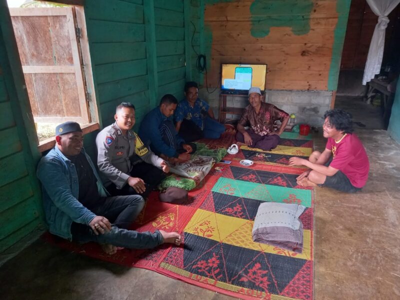 Bhabinkamtibmas Polsek Mesidah Bripka Suprianto melaksanakan kegiatan sambang desa sekaligus silaturahmi dengan warga Kampung Sosial, Kecamatan Mesidah, Kabupaten Bener Meriah, pada Sabtu (15/11/2025) sekitar pukul 10.20 WIB. dok. Polres Bener Meriah
