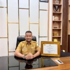 Plt. Kepala Dinas Sosial Aceh, Chaidir, SE., MM, menerima predikat Baik pada Monev Pelayanan Informasi Publik 2025 yang digelar Diskominsa Aceh. Foto: Dok. Istimewa
