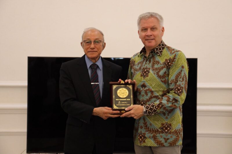 Duta Besar Kanada untuk Indonesia, Jess Dutton, melakukan pertemuan dengan Wali Nanggroe Aceh, Paduka Yang Mulia Tgk. Malik Mahmud Al Haythar, di Meuligoe Wali Nanggroe, Rabu (5/11/2025). Foto: Dok. Istimewa