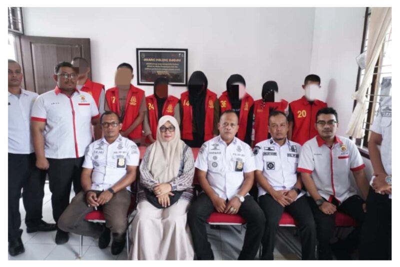 Foto bersama pada penyerahan tujuh muda-mudi yang kedapatan menggelar pesta miras dan seks ke Kejaksaan Negeri Kota Kantho, Aceh Besar, Jumat (7/11/2025). FOTO: MC ACEH BESAR