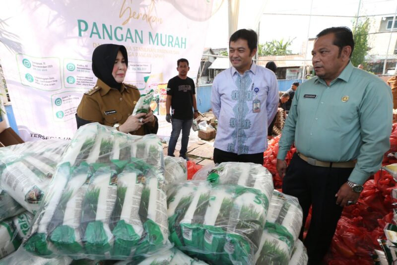 Wali Kota Banda Aceh Illiza Sa’aduddin Djamal meluncurkan Gerakan Pangan Murah (GPM) di Lapangan Bola Gampong Lambaro Skep, Kuta Alam, Selasa (11/11/2025). Foto: Dok. Istimewa