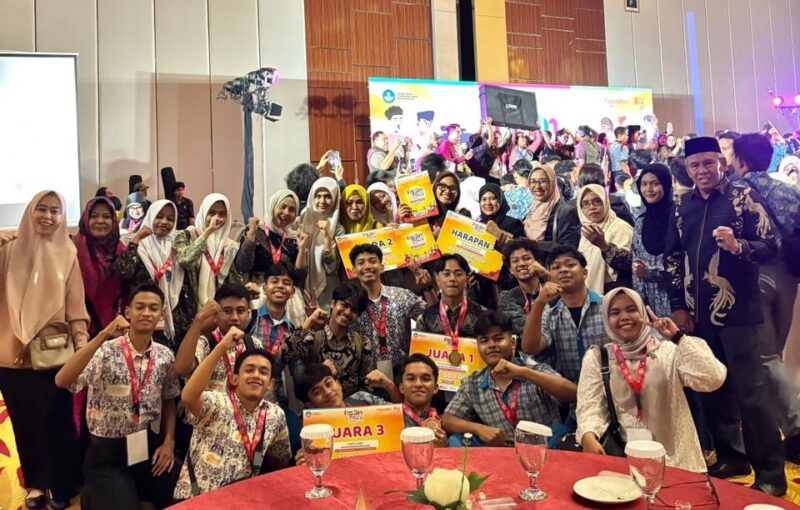 Para siswa peraih juara dari Aceh berpose bersama pendamping setelah penutupan FLS2N 2025 di Institut Kesenian Jakarta, Sabtu (22/11/2025). Foto: Dok. Istimewa