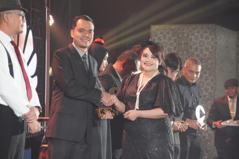 Kepala Kantor Imigrasi Kelas II TPI Sabang menerima penghargaan The Best Company Profile pada AHII 2025 di Bandung, Kamis (20/11/2025). Foto: Dok. Istimewa