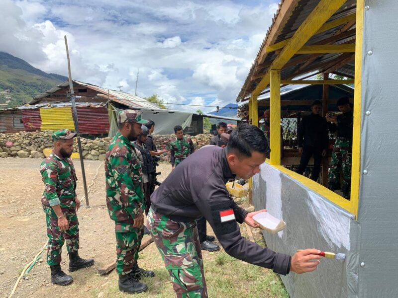 Satgas Yonif 112/DJ Pos Ilu, Aparat TNI - Polri beserta Masyarakat Distrik Ilu melaksanakan Pembangunan Rumah Baca yang ada di Kampung Dolinggame Distrik Ilu Kabupaten Puncak Jaya Provinsi Papua Tengah, Selasa (11/11/2025). dok. Pendam IM