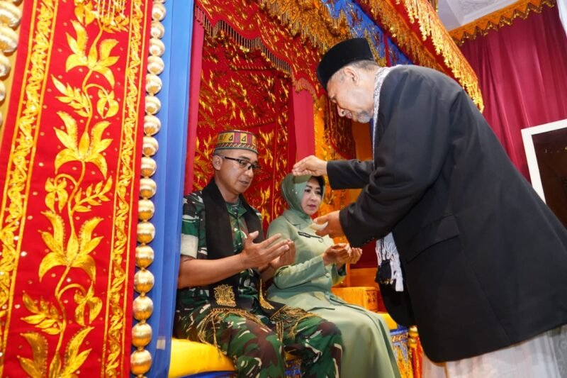 Pangdam Iskandar Muda disambut dengan Adat Pesejuk Tepung Tawar di Bireuen. dok. Pendam IM