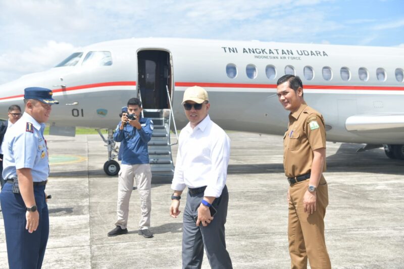 Sekda Aceh, M. Nasir didampingi Kepala Biro Administrasi Pimpinan Setda Aceh, Akkar Arafat menyambut kedatangan Menteri Luar Negeri RI, Sugiono dan Rombongan di Lanud SIM, Blang Bintang, Selasa, 4 November 2025. Transit usai melakukan dalam kunjungan kerja ke luar negeri. dok. Ist