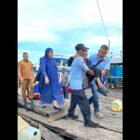 Ibu Gubernur Aceh, Ny. Marlina Muzakir, yang secara langsung menjemput seorang remaja penderita lumpuh layu asal Pulo Aceh, Rahmad Akbar AB (19), di Dermaga Kapal Lampulo, Banda Aceh, Selasa (4/11/2025). dok. Ist