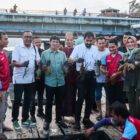 Gubernur Aceh, Muzakir Manaf memanen lobster di keramba milik nelayan di kawasan Ulee Lheue, Kota Banda Aceh, Selasa (4/11/2025) sore. dok. Ist