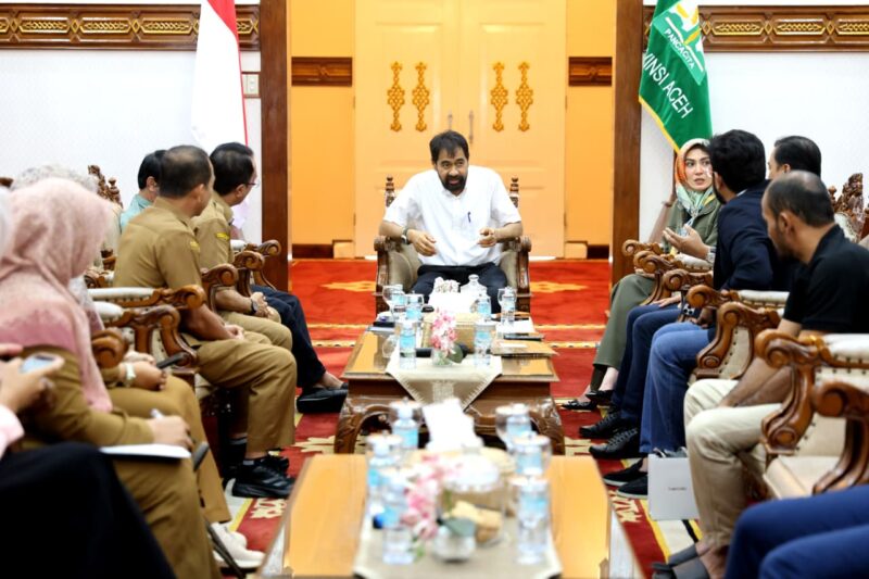 Gubernur Aceh, Muzakir Manaf di dampingi SKPA terkait menerima kunjungan calon investor dari Blackstone Malaysia di Meuligoe Gubernur Aceh, Selasa (4/11/2025). dok. Ist
