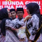 Marlina Muzakir Istri Gubernur Aceh dikukuhkan sebagai Ibunda Guru Aceh. Prosesi pengukuhan dilakukan oleh Ketua Pengurus Besar Persatuan Guru Republik Indonesia Prof Unifah Rosyidi, di Anjong Mon Mata, komplek Meuligoe Gubernur Aceh, Selasa (4/11/2025) malam. dok. Ist