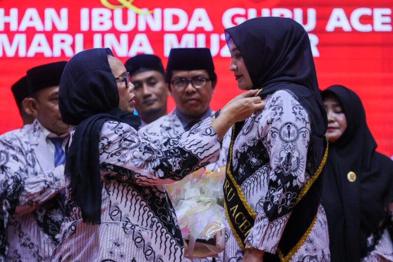 Marlina Muzakir Istri Gubernur Aceh dikukuhkan sebagai Ibunda Guru Aceh. Prosesi pengukuhan dilakukan oleh Ketua Pengurus Besar Persatuan Guru Republik Indonesia Prof Unifah Rosyidi, di Anjong Mon Mata, komplek Meuligoe Gubernur Aceh, Selasa (4/11/2025) malam. dok. Ist