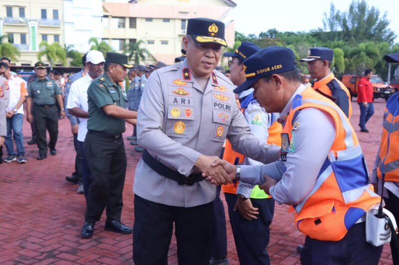Usai apel, Wakapolda Aceh Brigjen Pol. Ari Wahyu Widodo menyalami para peserta Apel Kesiapan Tanggap Darurat Bencana Tahun 2025 di Lapangan Mapolda Aceh, Rabu, 5 November 2025. dok. Polda Aceh