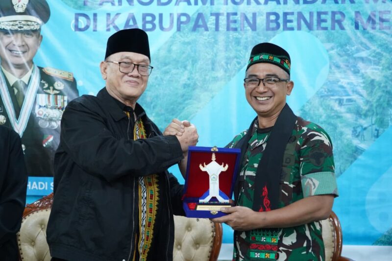 Pertukaran plakat dan cinderamata antara Pangdam IM dan Bupati Bener Meriah. dok. Pendam IM
