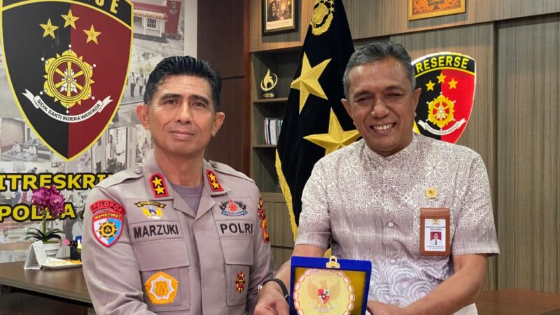 Kapolda Aceh Irjen Pol. Marzuki Ali Basyah menerima audiensi dari Komisi Nasional Hak Asasi Manusia Republik Indonesia (Komnas HAM RI) Perwakilan Aceh yang dipimpin Kepala Sekretariat, Sepriady Utama, di Ruang Kerja Dirreskrimum Polda Aceh, Kamis, 6 November 2025. dok. Polda Aceh