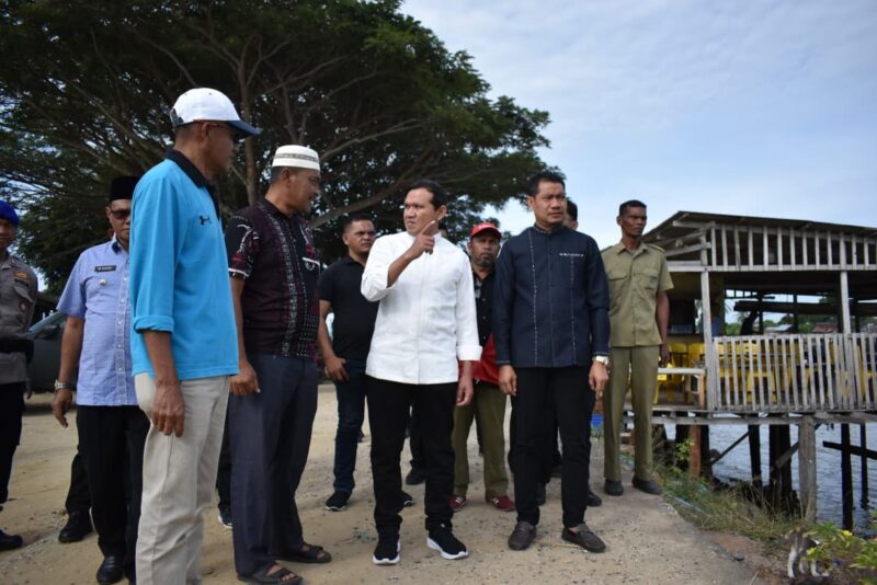 Wakil Gubernur Aceh Fadhlullah, SE di dampingi wabup Aceh timur serta tokoh masyarakat meninjau Kuala Idi Rayeuk, kabupaten Aceh Timur, Jumat, 7 November 2025. dok. Ist