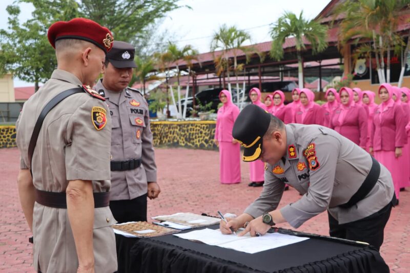 Kapolres Aceh Tamiang, AKBP Muliadi, memimpin upacara serah terima jabatan (sertijab) empat pejabat utama dan dua kapolsek di jajaran Polres Aceh Tamiang. dok. Polda Aceh