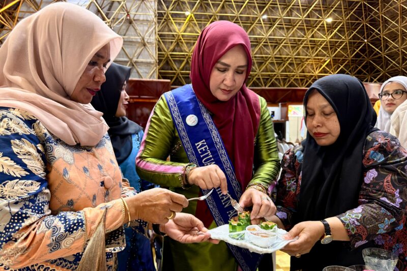Ketua Forum Peningkatan Konsumsi Ikan (Forikan) Aceh Marlina Muzakir, selaku juri Lomba Masak Serba Ikan tingkat Provinsi, berdialog dengan peserta lomba, di pelataran parkir Anjong Mon Mata, komplek Meuligoe Gubernur Aceh, Jum’at (7/11/2025). dok. Ist