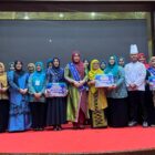 Ketua Forum Peningkatan Konsumsi Ikan (Forikan) Aceh Marlina Muzakir, menyerahkan hadiah pada peserta asal Aceh Besar, yang berhasil meraih Juara Umum, pada Lomba Masak Serba Ikan tingkat Provinsi, di Anjong Mon Mata, komplek Meuligoe Gubernur Aceh, Jum’at (7/11/2025). dok. Ist