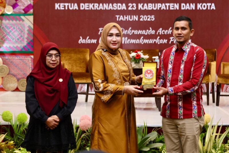 Ketua Dekranasda Aceh Marlina Muzakir, membuka secara resmi Rapat Koordinasi Dekranasda se-Aceh, yang mengusung tema 'Peran Dekranasda Aceh dalam Upaya Memakmurkan Perajin', di Ballroom Hermes Palace Hotel, Sabtu (8/11/2025). dok. Ist