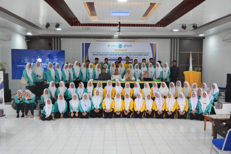 Tim Densus 88 bersama dosen dan mahasiswa Poltekkes Kemenkes Aceh foto bersama usai kegiatan FGD Wawasan Kebangsaan, Jumat (7/11/2025). Foto: Ist