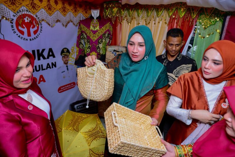 Ketua Dekranasda Aceh Marlina Muzakir, bersama Wakil  Ketua Dekranasda Aceh Mukarramah Fadhlullah dan Ketua DWP Aceh Malahayati, berkunjung ke seluruh stand kabupaten dan kota se-Aceh, pada event Pameran Kriya Unggulan Dekranasda se-Aceh, yang digelar di UMKM Center Bank Aceh, Sabtu (8/11/2025). dok. Ist